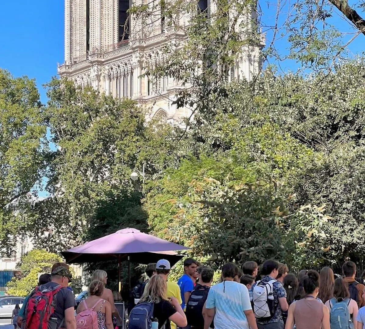 A Gem At Notre Dame شقة